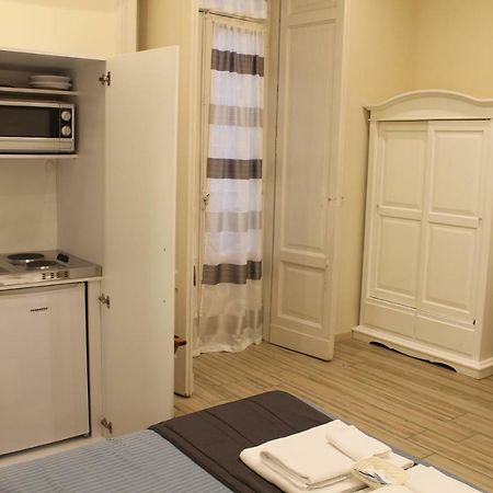 Bed and Breakfast Da Polly A Piazza Amedeo Nápoles Exterior foto