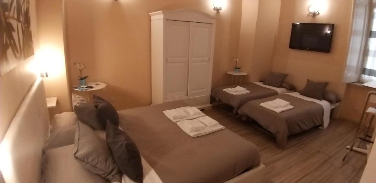 Bed and Breakfast Da Polly A Piazza Amedeo Nápoles Exterior foto