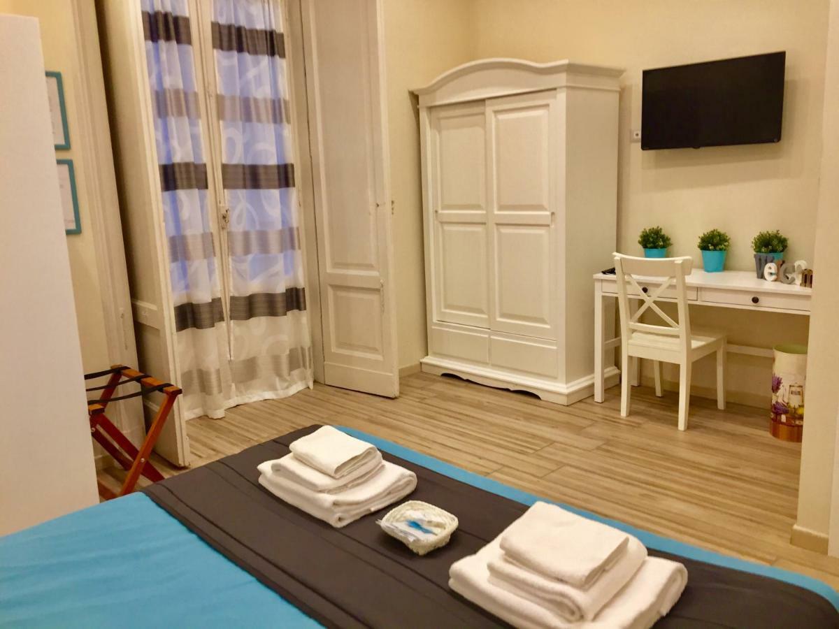 Bed and Breakfast Da Polly A Piazza Amedeo Nápoles Exterior foto